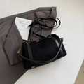 Sac Boston rétro en daim noir avec détails dorés et bandoulière sur un costume - Noir Petit