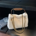 Sac fourre-tout en fausse fourrure beige crème avec poignées en cuir marron et chaîne - Blanc Cassé