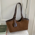 Sac fourre-tout marron foncé minimaliste en patchwork de daim mat avec bandoulière - Marron
