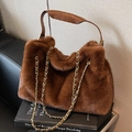 Sac à main en fausse fourrure marron foncé avec bandoulière chaîne dorée pour l'automne - Marron
