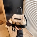 Mini-Rucksack aus beigem Plüsch mit schwarzem Lackleder und süßem Teddybär-Anhänger - Khaki Mit Anhänger