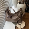 Braune Hobo-Tasche aus Kunstleder mit Knotengurt und Dackel-Anhänger im Vintage-Stil - Mit Anhänger / Sandfarben