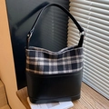 Sac seau classique à carreaux noirs et blancs avec base et bandoulière en cuir noir lisse - Noir