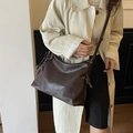 Große dunkelbraune Leder-Tragetasche mit Hasenanhänger und Schultergurt für Damen - Mit Anhänger / Braun