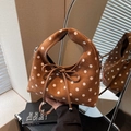 Braune Wildleder-Schultertasche mit weißen Punkten und dekorativer Schleife für Damen - Braun