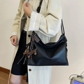 Minimalistische schwarze Leder-Shopper-Tasche mit Hund- und Schokoladenanhänger - Mit Anhänger / Schwarz