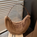 Borsa hobo a mezzaluna in finta pelliccia marrone con tracolla in pelle liscia - Marrone