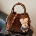 Borsa di peluche marrone con texture soffice, cinturini in pelle e ciondolo a cucciolo - Con Ciondolo / Marrone