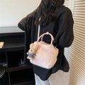 Borsa a mano in peluche rosa con morbida ecopelliccia e ciondolo a forma di orso - Con Ciondolo / Rosa
