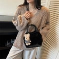 Elegante borsa in peluche nera con ciondolo a forma di orsetto per l'autunno e l'inverno - Con Ciondolo / Nero