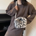 Bolso tipo cubo de felpa con estampado de leopardo y correa blanca usado por modelo - Estampado de Leopardo Grande Crema