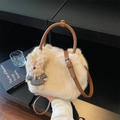 Borsa in pelliccia sintetica beige con cinturini in pelle marrone e ciondolo a orsetto - Con Ciondolo / Cachi Chiaro