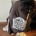 Bolso tipo cubo bandolera de pelo sintético con estampado de leopardo y jersey - Estampado de Leopardo Pequeño Crema