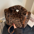 Bolso saco de felpa con estampado de leopardo marrón y correa de cuero suave - Marrón