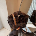 Bolso tipo cubo de piel sintética con estampado de leopardo y correa de cuero - café