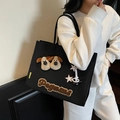 Schwarze Canvas-Tragetasche mit Plüsch-Hund-Patches und Peggy-Stickerei am Modell - Schwarz
