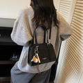 Bolso tipo almohada negro minimalista para mujer con colgante de béisbol y acabado mate - Negro con colgante