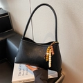 Borsa sottobraccio nera retrò con ciondolo di perline colorate e finta pelle testurizzata - Nero