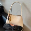 Borsa a spalla retrò bianco crema con ciondolo a frange di perline e finta pelle - Bianco Sporco