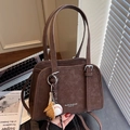 Bolso tipo almohada marrón con asas dobles y colgante decorativo de béisbol retro - Café con Colgante