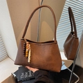 Borsa a spalla marrone vintage con ciondolo di perline retrò e finitura in ecopelle martellata - Marrone