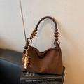 Sac cabas vintage en daim marron foncé avec poignée en perles de bois et pompon déco - Marron