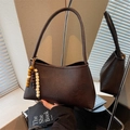 Borsa sottobraccio retrò marrone in ecopelle con nappa di perline e tracolla sobria - Marrone