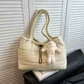 Borsa tote trapuntata beige con ciondolo a forma di coniglio di peluche e tracolla - Bianco con ciondolo