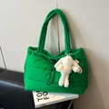 Borsa tote trapuntata verde con ciondolo a coniglietto di peluche bianco - Verde Erba Con Pendente