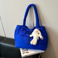 Borsa tote trapuntata blu reale con chiusura a coulisse e ciondolo a forma di coniglio morbido - Blu con Pendente