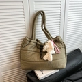 Borsa tote trapuntata verde oliva in piumino con ciondolo a forma di coniglio - Verde Grigio Con Pendente