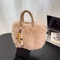 Borsa a secchiello in peluche marrone chiaro con manici intrecciati e ciondolo - Tè al Latte Con Ciondolo