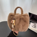 Borsa a secchiello in finta pelliccia marrone con manico in pelle intrecciata e nappa in legno - Caffè con Ciondolo