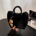 Borsa a secchiello in peluche nero con manico intrecciato e ciondoli in legno colorati - Nero con ciondolo
