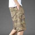 Pantaloncini cargo da uomo con motivo mimetico e tasche multiple in colore kaki deserto - M / Mimetico Cachi