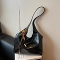 Bolso tote hobo de cuero negro brillante con borlas bohemias y cuentas de colores - Con Colgante / Negro