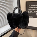 Schicke schwarze Kunstpelz-Beuteltasche mit geflochtenem Ledergriff für den Winter - Schwarz ohne Anhänger
