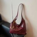 Bolso tote minimalista burdeos en cuero sintético con acabado encerado y borla boho - Con Colgante / Rojo