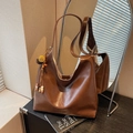 Bolso tote vintage de cuero marrón con colgante de cuentas y detalle de logo - Con Colgante / Marrón
