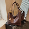 Bolso hobo retro de cuero marrón con colgante de pompones de colores y diseño sobrio - Con Colgante / café