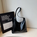 Retro black tote bag in glossy leather with white contrast stitching and gold logo - No Pendant / Black