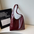 Minimalist wine red oil wax leather tote bag with contrast stitching and golden ring - No Pendant / Red