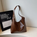 Minimalist large dark brown tote bag in glossy leather with contrast stitching and shoulder strap - No Pendant / Brown
