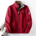 Dettaglio di una giacca in pile rossa con fodera grigia e ricamo a tema Norvegia - XS / Rosso