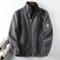Dettaglio giacca in pile grigio con ricamo Norvegia e bandiera sul petto superiore - XS / Grigio