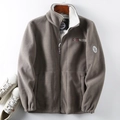 Dettaglio giacca in pile grigio con colletto dritto e ricamo Norvegia sul petto - XS / Cachi