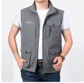 Graue Funktionsweste für Herren mit Taschen und Freedom-Druck auf der Brust - M / Grau
