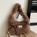 Borsa a spalla in pile teddy marrone con tre fiocchi in pelle e farfalla argentata - Marrone