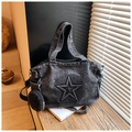 Detail der Denim-Tasche mit Sternenprägung, rundem Münzfach und verstellbarem Gurt - Einheitsgröße / Schwarz