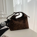 Borsa tote in pelle scamosciata leopardata con silhouette hobo e fibbia dorata - Stampa leopardata marrone